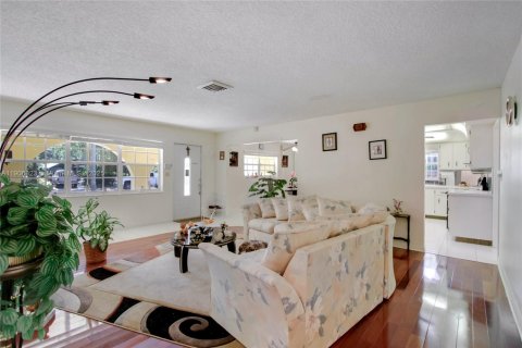 Casa en venta en Plantation, Florida, 4 dormitorios, 195.19 m2 № 1963482 - foto 3