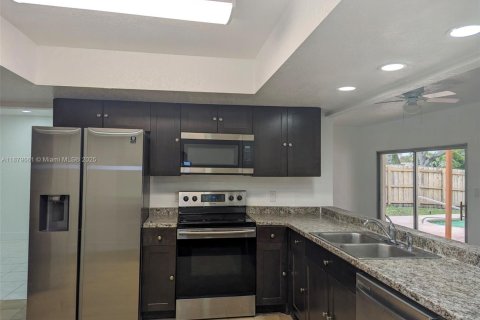 House in Pembroke Pines, Florida 4 bedrooms, 203.92 sq.m. № 1921141 - photo 3