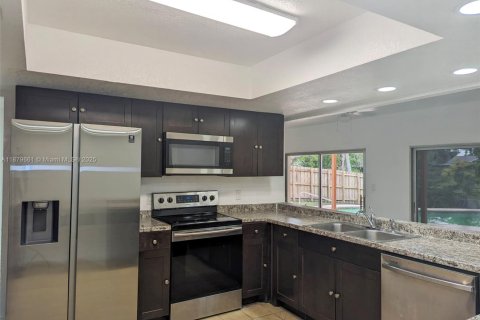 House in Pembroke Pines, Florida 4 bedrooms, 203.92 sq.m. № 1921141 - photo 4