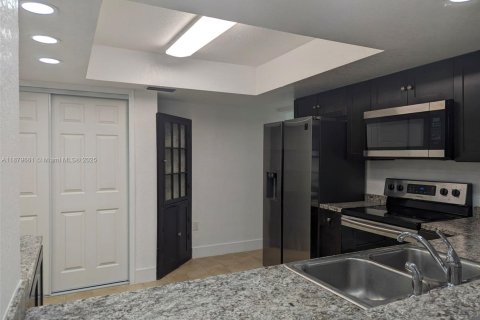 House in Pembroke Pines, Florida 4 bedrooms, 203.92 sq.m. № 1921141 - photo 16