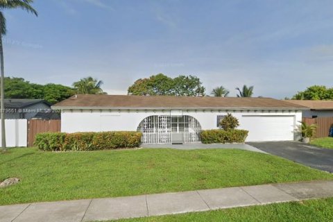 House in Pembroke Pines, Florida 4 bedrooms, 203.92 sq.m. № 1921141 - photo 1