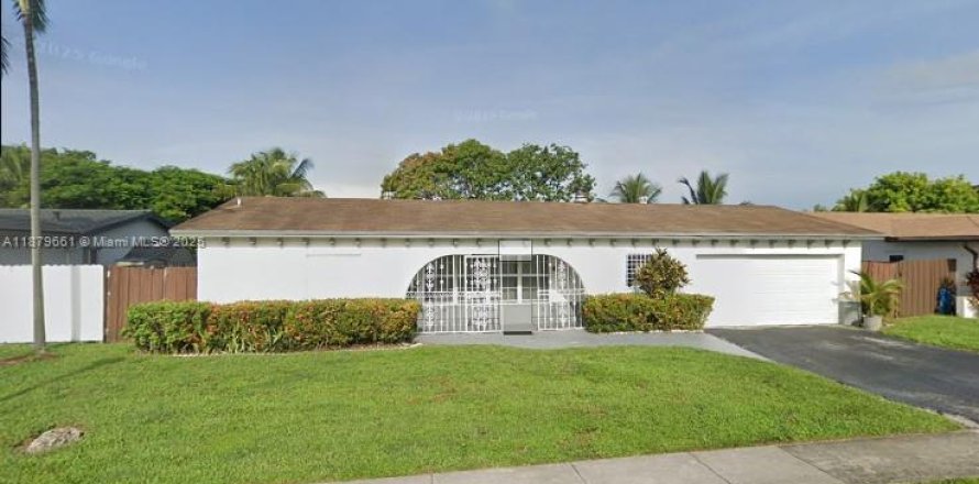 House in Pembroke Pines, Florida 4 bedrooms, 203.92 sq.m. № 1921141
