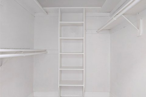 House in Pembroke Pines, Florida 4 bedrooms, 203.92 sq.m. № 1921141 - photo 19