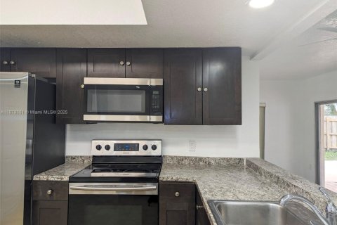 House in Pembroke Pines, Florida 4 bedrooms, 203.92 sq.m. № 1921141 - photo 10