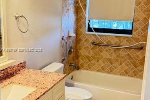 House in Miami Gardens, Florida 3 bedrooms, 101.73 sq.m. № 1984691 - photo 3