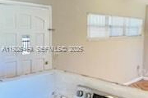House in Miami Gardens, Florida 3 bedrooms, 101.73 sq.m. № 1984691 - photo 4