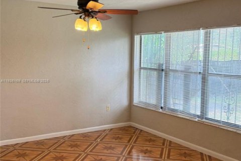 Villa ou maison à vendre à Miami Gardens, Floride: 3 chambres, 101.73 m2 № 1984691 - photo 13