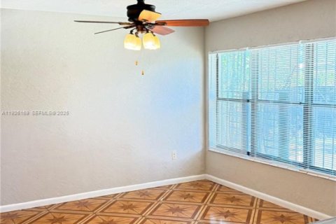 House in Miami Gardens, Florida 3 bedrooms, 101.73 sq.m. № 1984691 - photo 6