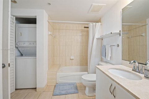 Condo in Miami, Florida, 1 bedroom  № 1957326 - photo 21