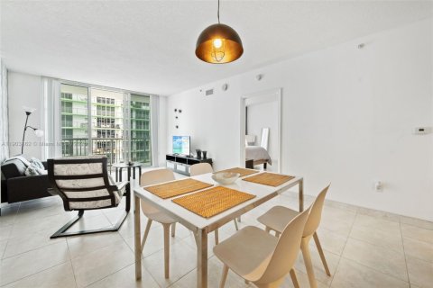 Condo in Miami, Florida, 1 bedroom  № 1957326 - photo 7