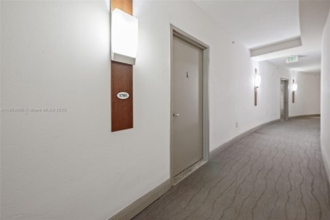 Condo in Miami, Florida, 1 bedroom  № 1957326 - photo 2