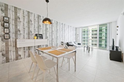 Condo in Miami, Florida, 1 bedroom  № 1957326 - photo 8
