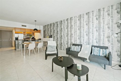 Condo in Miami, Florida, 1 bedroom  № 1957326 - photo 5
