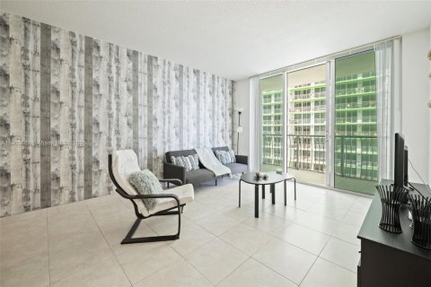 Condo in Miami, Florida, 1 bedroom  № 1957326 - photo 4