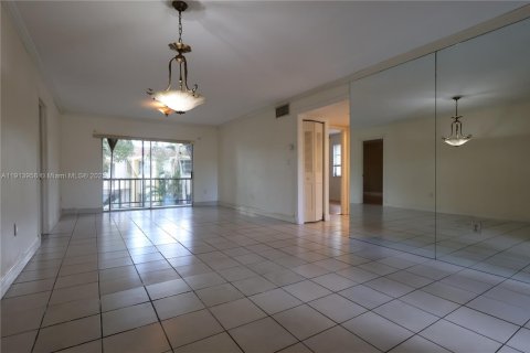 Купить кондоминиум в Майами, Флорида 3 спальни, 109.62м2, № 1969009 - фото 2