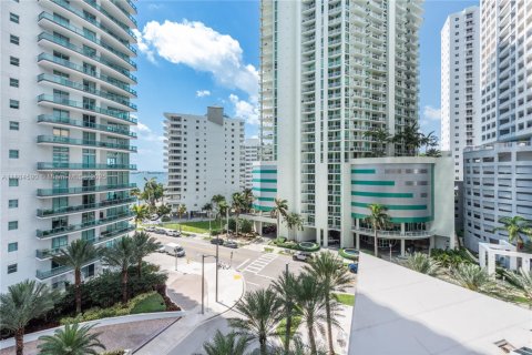 Condominio en Miami, Florida, 1 dormitorio  № 2090744