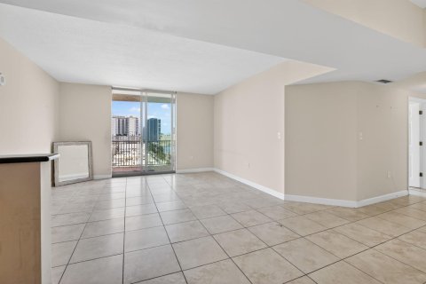 Condo in Hollywood, Florida, 3 bedrooms № 2253049 - photo 6