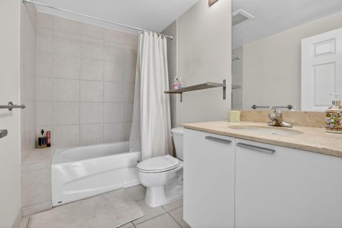 Condo in Hollywood, Florida, 3 bedrooms № 2253049 - photo 30