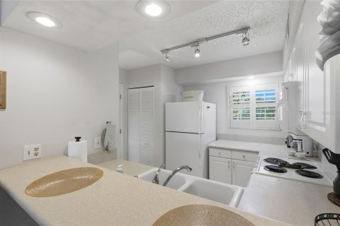 Condo in Wesley Chapel, Florida, 2 bedrooms  № 2122754 - photo 9