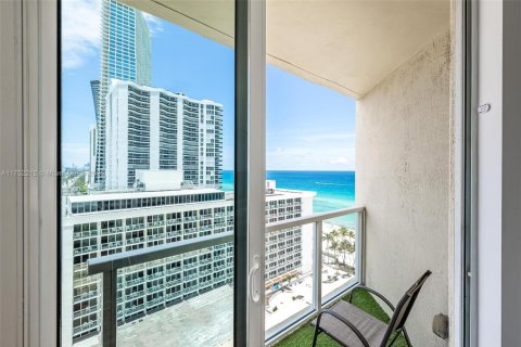 Condo in Sunny Isles Beach, Florida, 2 bedrooms  № 1896360 - photo 19