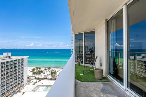 Condo in Sunny Isles Beach, Florida, 2 bedrooms  № 1896360 - photo 18