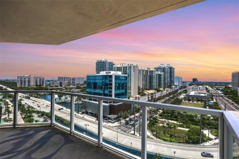 Condo in Sunny Isles Beach, Florida, 2 bedrooms  № 1896360 - photo 3