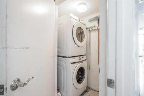 Condo in Sunny Isles Beach, Florida, 2 bedrooms  № 1896360 - photo 14