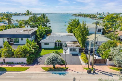 Снять в аренду виллу или дом в Майами-Бич, Флорида 3 спальни, 267м2, № 1948894 - фото 3