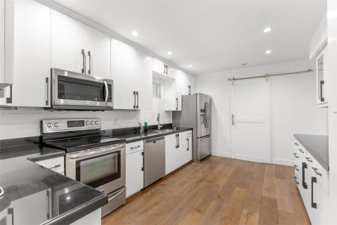 Снять в аренду виллу или дом в Майами-Бич, Флорида 3 спальни, 267м2, № 1948894 - фото 17