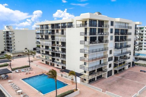 Condo in Palm Beach, Florida, 2 bedrooms  № 2246703 - photo 17