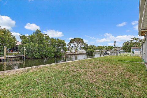 House in Saint Petersburg, Florida 3 bedrooms, 155.7 sq.m. № 1580199 - photo 4