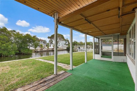 House in Saint Petersburg, Florida 3 bedrooms, 155.7 sq.m. № 1580199 - photo 21
