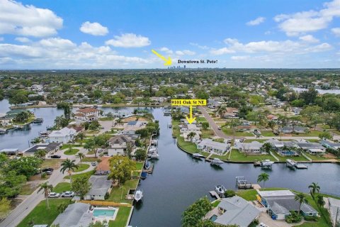 House in Saint Petersburg, Florida 3 bedrooms, 155.7 sq.m. № 1580199 - photo 1