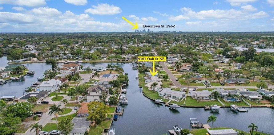 House in Saint Petersburg, Florida 3 bedrooms, 155.7 sq.m. № 1580199