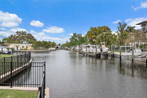 House in Saint Petersburg, Florida 3 bedrooms, 155.7 sq.m. № 1580199 - photo 3