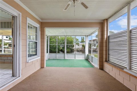 House in Saint Petersburg, Florida 3 bedrooms, 155.7 sq.m. № 1580199 - photo 18
