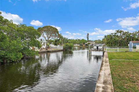 House in Saint Petersburg, Florida 3 bedrooms, 155.7 sq.m. № 1580199 - photo 22