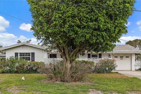 House in Saint Petersburg, Florida 3 bedrooms, 155.7 sq.m. № 1580199 - photo 2