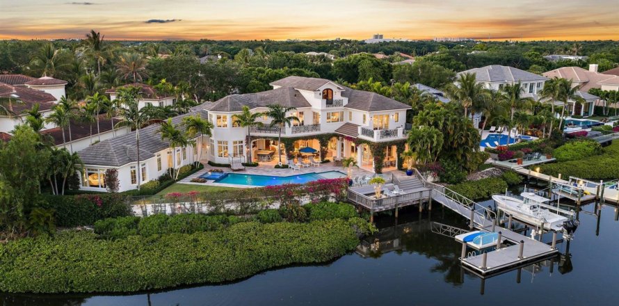 House in Jupiter, Florida 9 bedrooms, 822.84 sq.m. № 2175552