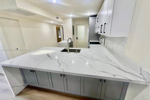 Touwnhouse à louer à Pembroke Pines, Floride: 3 chambres, 122.91 m2 № 1975170 - photo 2