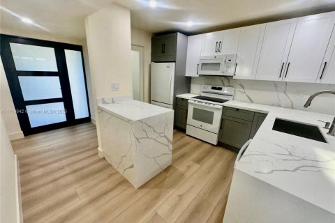 Touwnhouse à louer à Pembroke Pines, Floride: 3 chambres, 122.91 m2 № 1975170 - photo 3