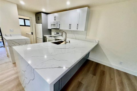 Touwnhouse à louer à Pembroke Pines, Floride: 3 chambres, 122.91 m2 № 1975170 - photo 21