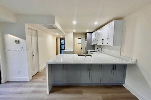 Touwnhouse à louer à Pembroke Pines, Floride: 3 chambres, 122.91 m2 № 1975170 - photo 4