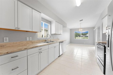 House in Lutz, Florida 4 bedrooms, 202.62 sq.m. № 2403580 - photo 19