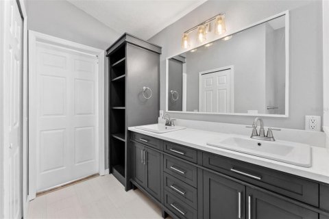 House in Lutz, Florida 4 bedrooms, 202.62 sq.m. № 2403580 - photo 30