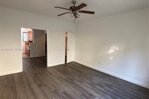 Снять в аренду квартиру в Майами-Бич, Флорида 55.74м2, № 2025059 - фото 2