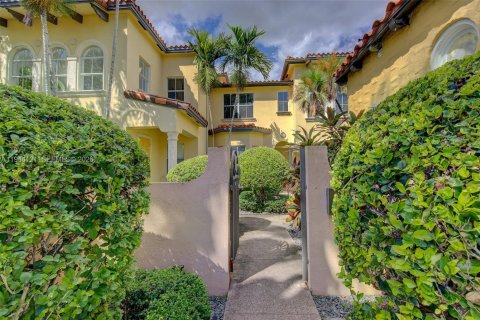 Townhouse in Coral Gables, Florida 3 bedrooms, 191.56 sq.m. № 2001641 - photo 6