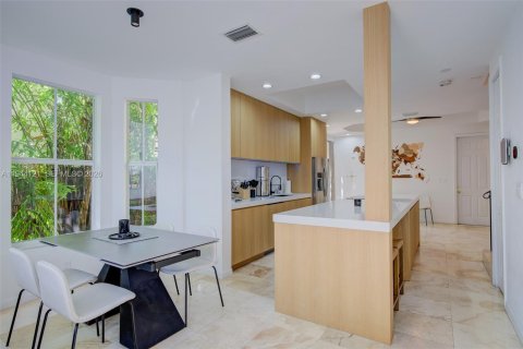 Townhouse in Coral Gables, Florida 3 bedrooms, 191.56 sq.m. № 2001641