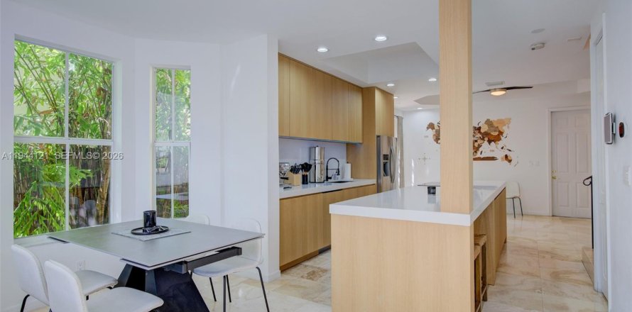 Townhouse in Coral Gables, Florida 3 bedrooms, 191.56 sq.m. № 2001641