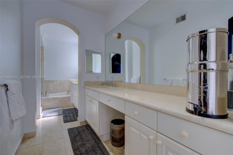 Townhouse in Coral Gables, Florida 3 bedrooms, 191.56 sq.m. № 2001641 - photo 20